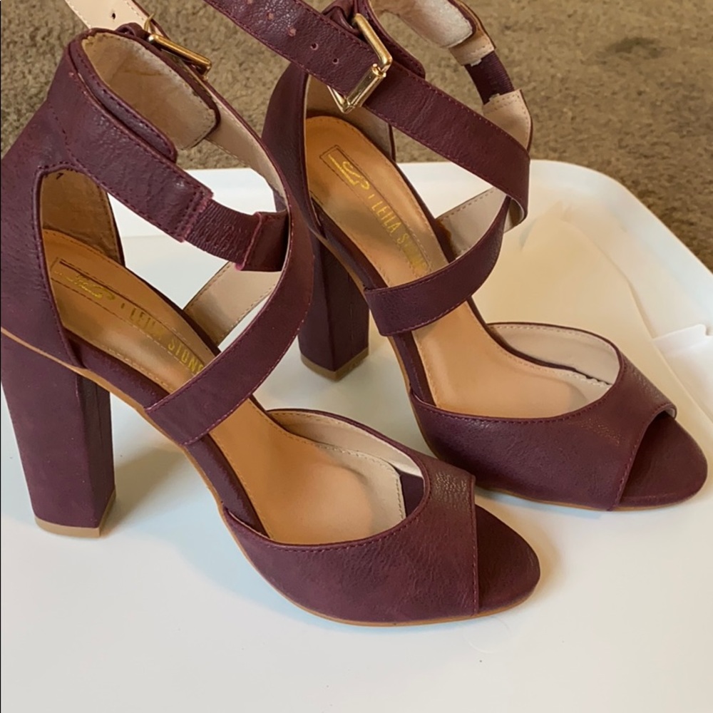 maroon heels!